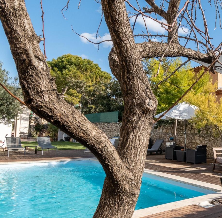 Du Stade Le Cour Parking Et Piscine Partagee * Marseilles