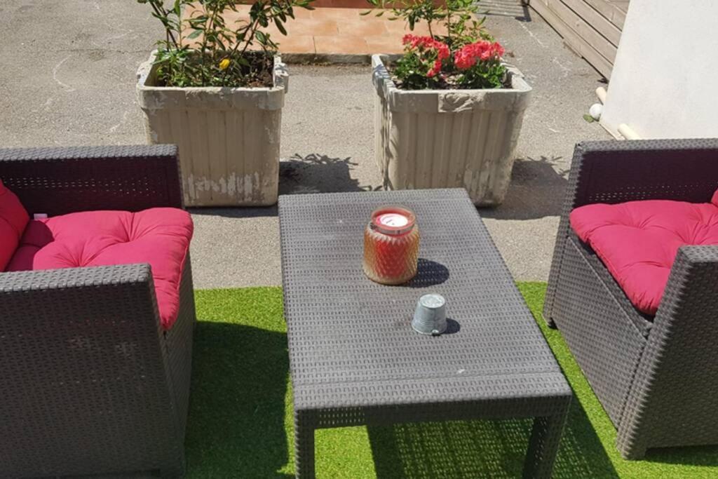 Apartamento Du Stade Le Cour Parking Et Piscine Partagee Marselha